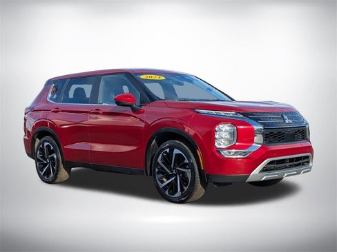 Used 2024 Mitsubishi Outlander SE image 2