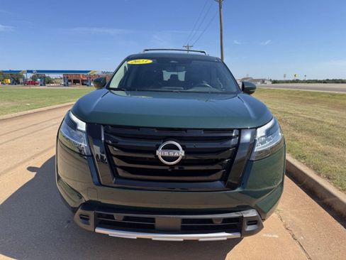 Used 2023 Nissan Pathfinder SL w/ Black Appearance Package image 11