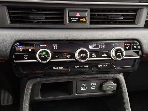 Certified 2025 Honda Pilot Black Edition image 18