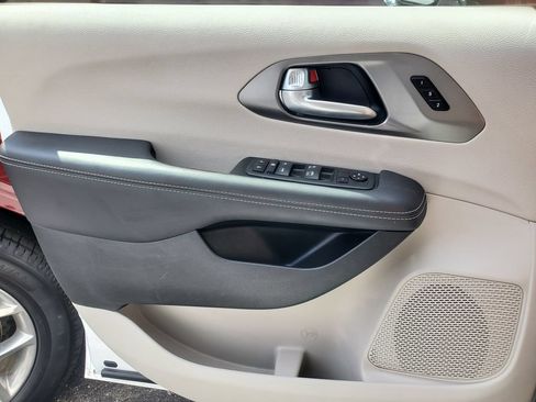 Used 2024 Chrysler Pacifica Touring-L FWD image 7