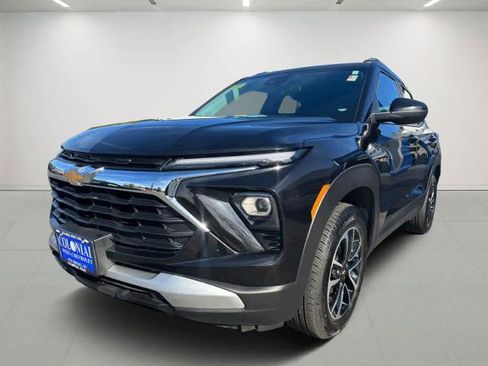 Used 2025 Chevrolet TrailBlazer LT image 2
