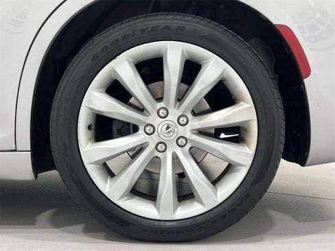 Used 2017 Chrysler 300 C image 10
