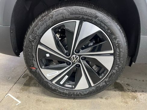 New 2025 Volkswagen Taos SE image 30