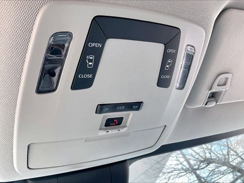 Used 2024 Toyota Sienna LE image 33