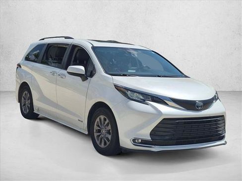 Used 2021 Toyota Sienna XLE FWD image 3