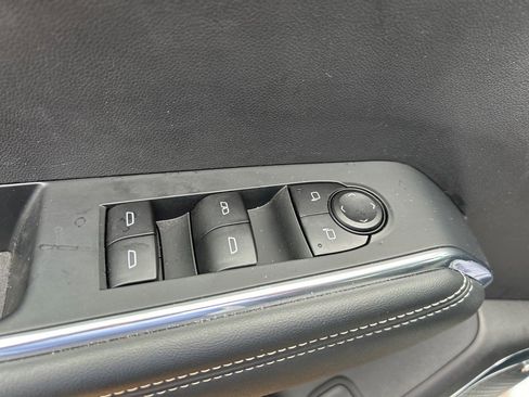 Used 2025 GMC Acadia Elevation image 10