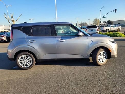 Used 2025 Kia Soul LX image 3