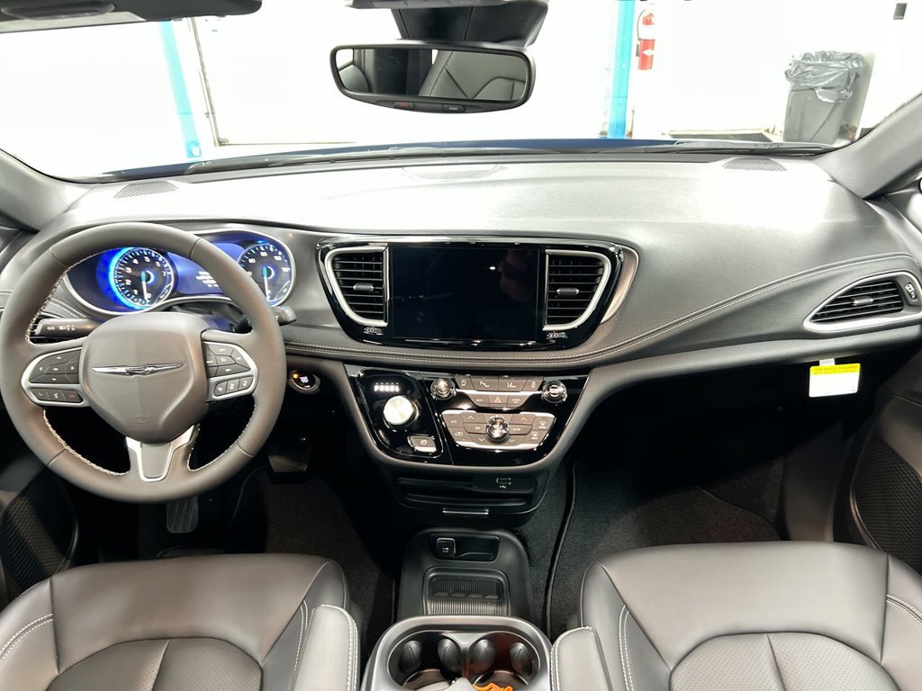 New 2026 Chrysler Pacifica Select AWD/4WD image 10