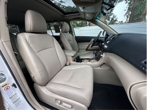 Used 2011 Toyota Highlander Limited w/ Tow Pkg AWD/4WD image 4
