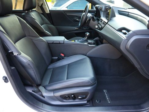 Used 2024 Lexus ES 300h w/ Premium Package image 43