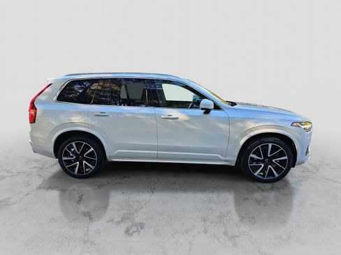 Used 2021 Volvo XC90 T6 Momentum image 4