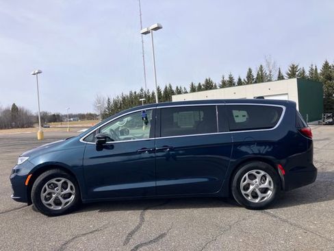 Used 2024 Chrysler Pacifica Limited image 25