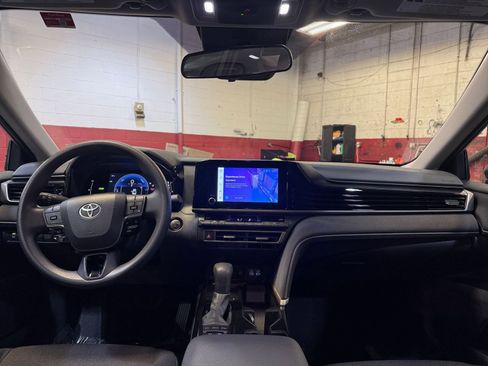 Used 2025 Toyota Camry LE image 32