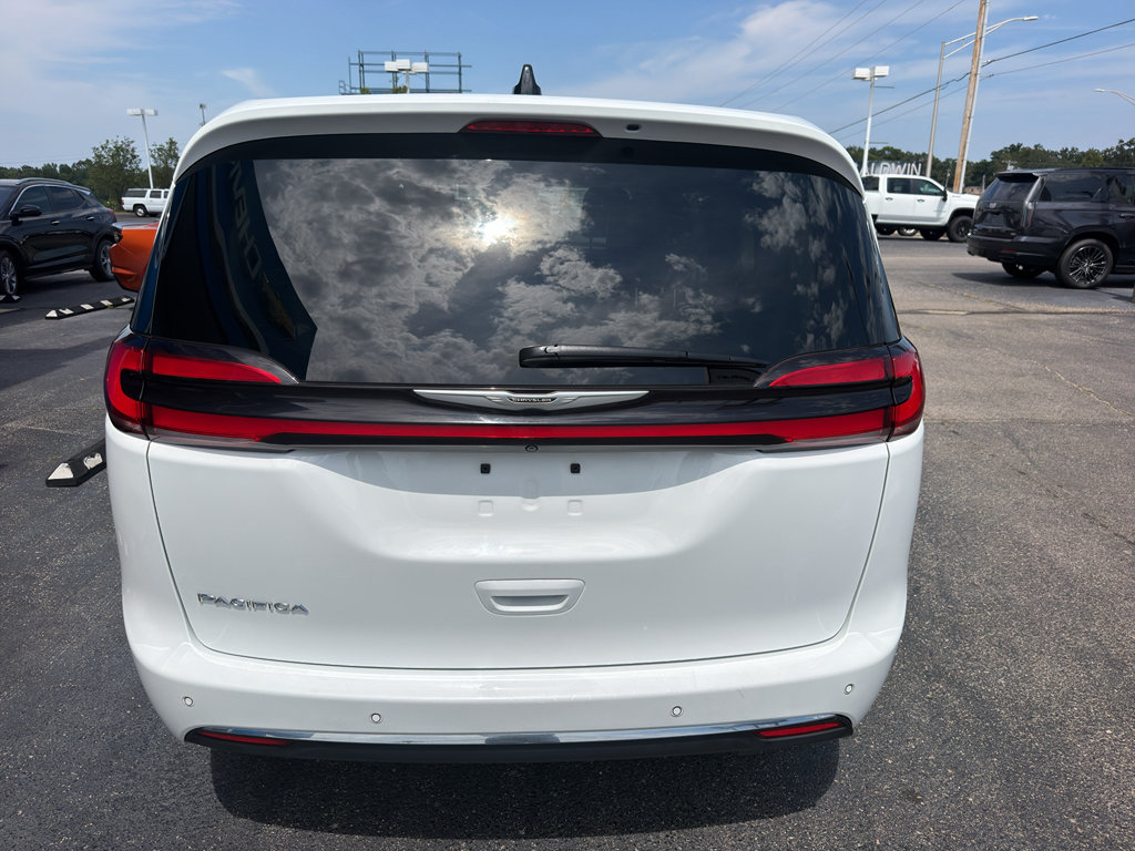 Used 2023 Chrysler Pacifica Touring-L FWD image 5