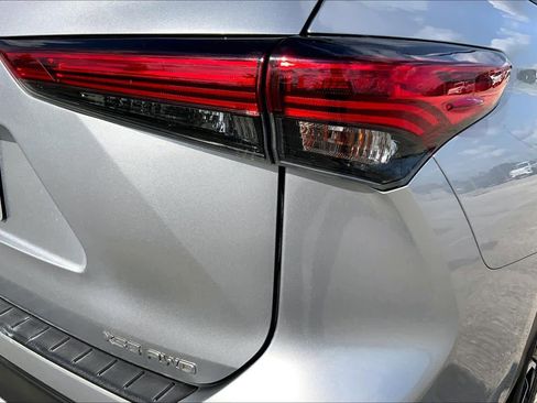 Used 2022 Toyota Highlander XSE AWD/4WD image 30