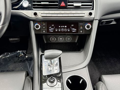 Used 2025 Genesis G70 2.5T AWD/4WD image 17
