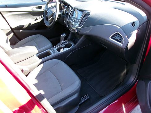 Used 2019 Chevrolet Cruze LT w/ Convenience Package FWD image 11