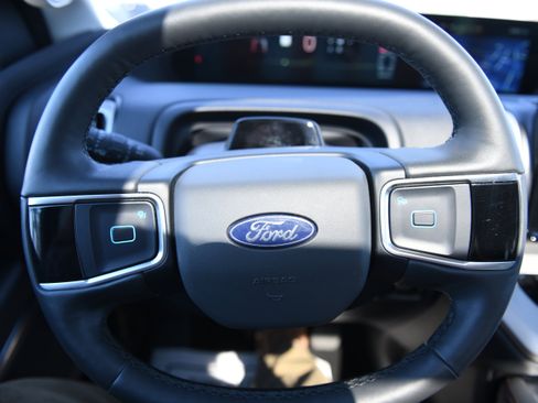 Used 2025 Ford Expedition Active image 24