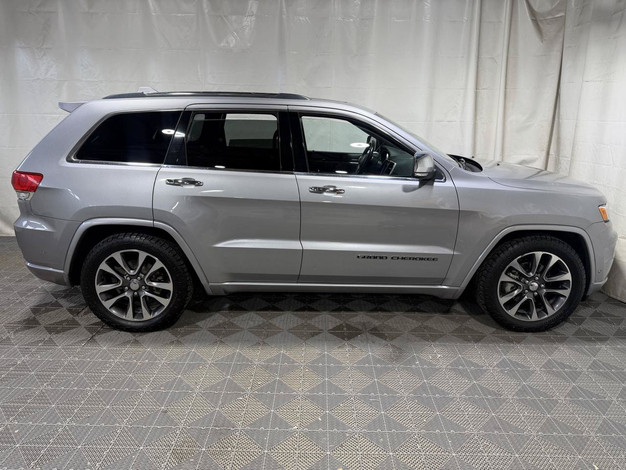 Used 2017 Jeep Grand Cherokee Overland w/ Jeep Active Safety Group AWD/4WD image 6