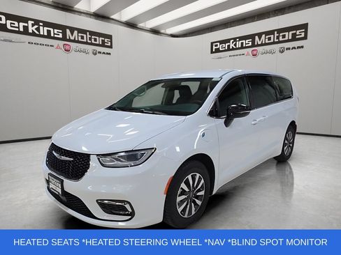 Used 2024 Chrysler Pacifica Limited FWD image 1