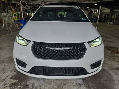 Used 2024 Chrysler Pacifica Touring-L w/ Uconnect Theater Family Group FWD image 2
