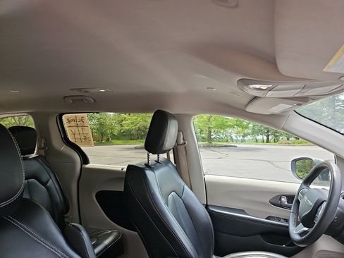 Used 2023 Chrysler Pacifica Touring-L FWD image 12