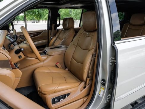 Used 2017 Cadillac Escalade ESV Platinum AWD/4WD image 37