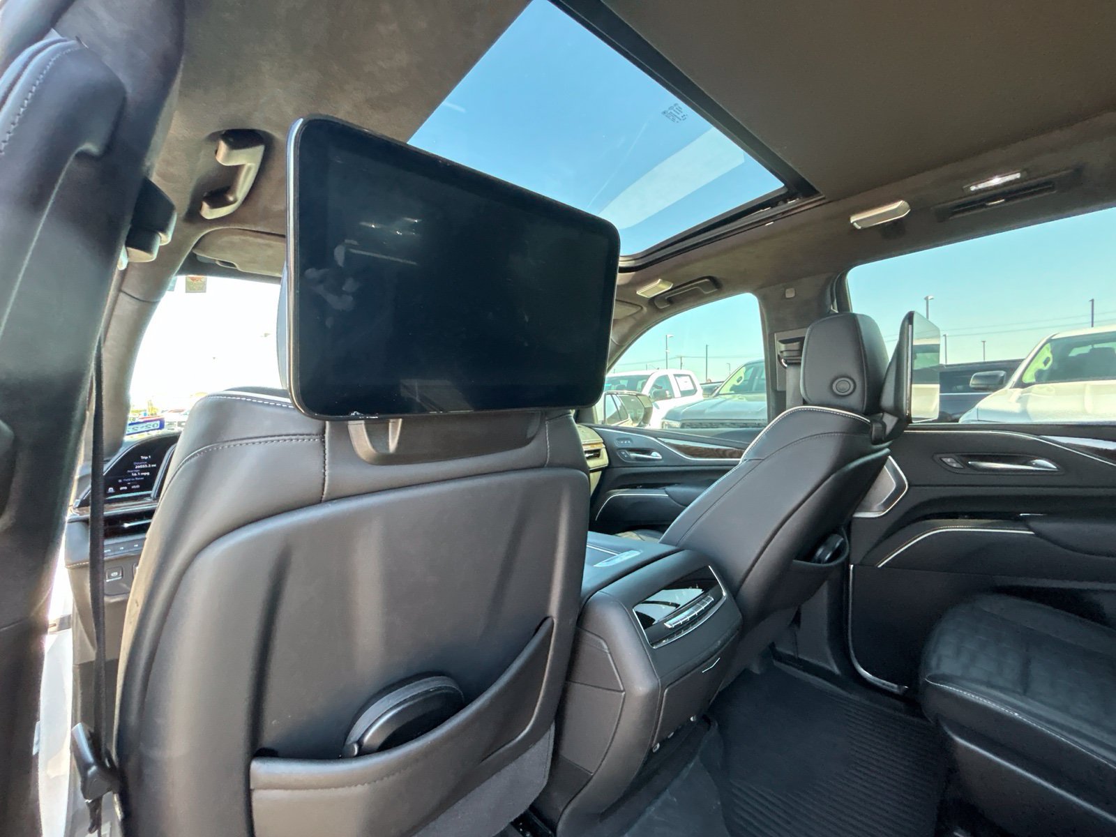 Used 2024 Cadillac Escalade Sport Platinum w/ LPO, ONYX Package AWD/4WD image 27