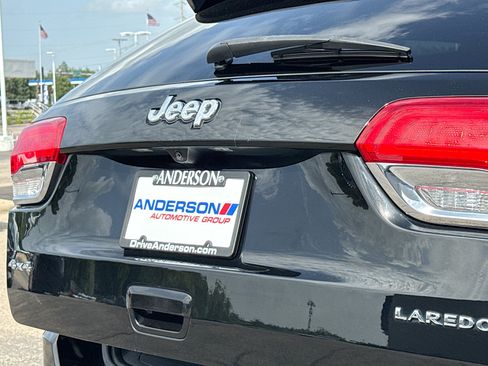 Used 2017 Jeep Grand Cherokee Laredo AWD/4WD image 14