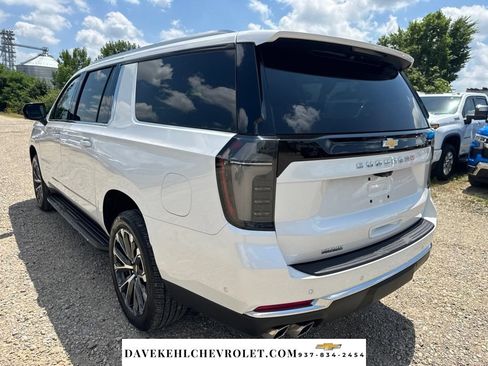 Used 2025 Chevrolet Suburban High Country w/ Sun And Tow Package AWD/4WD image 3