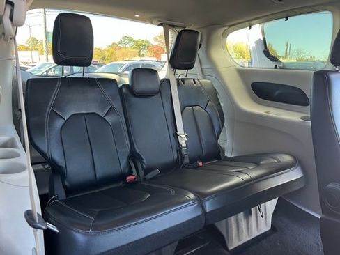 Used 2022 Chrysler Pacifica Touring-L image 13