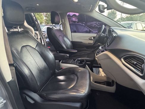 Used 2020 Chrysler Pacifica Touring-L image 18