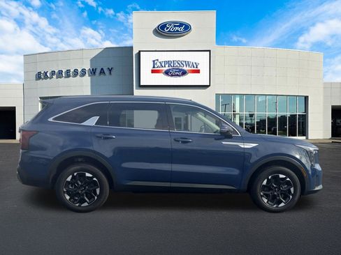 Used 2025 Kia Sorento S image 5