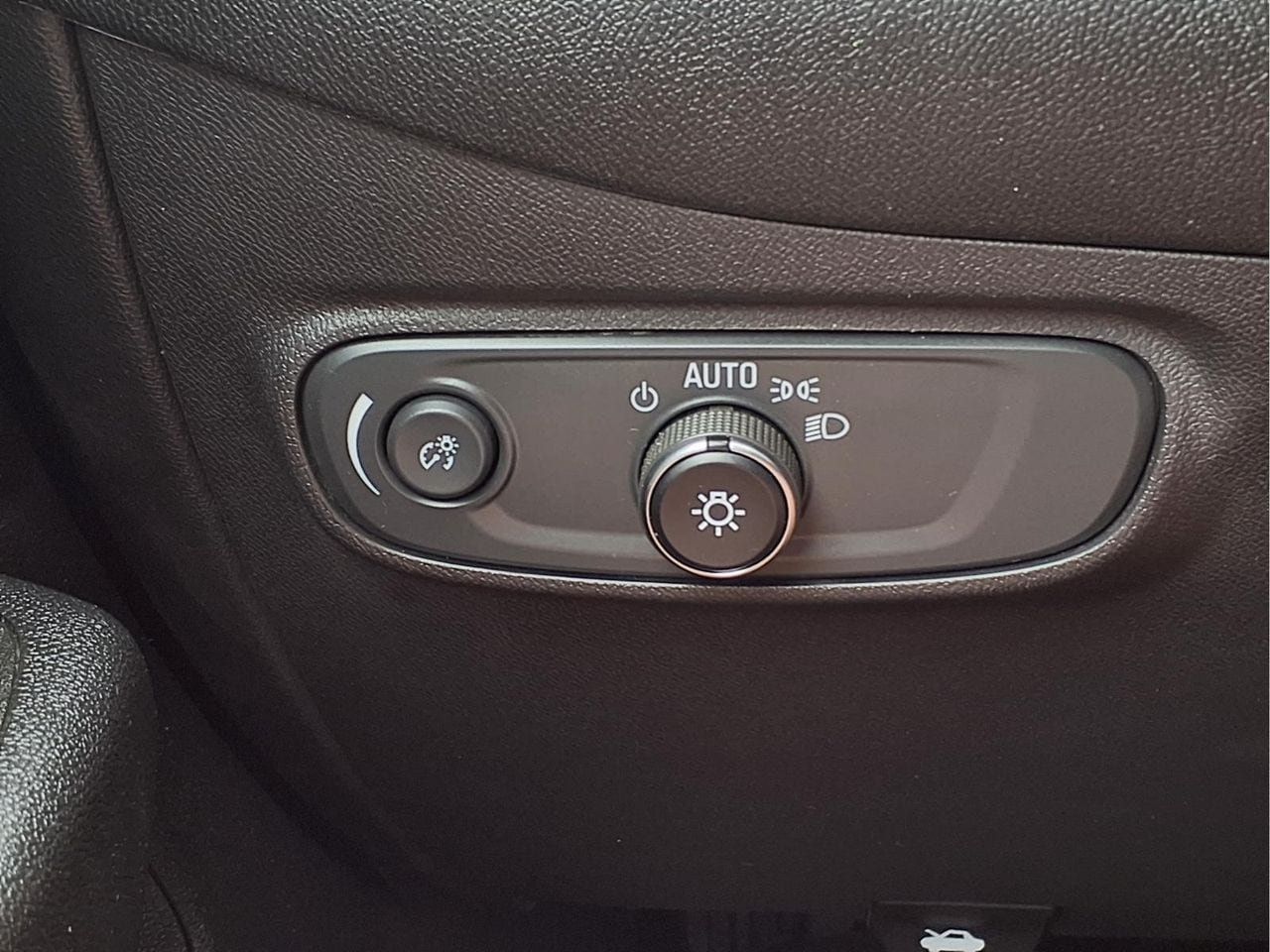 Used 2021 Chevrolet Equinox LS w/ LS Convenience Package AWD/4WD image 24