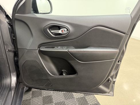 Used 2019 Jeep Cherokee Trailhawk image 29