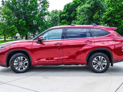 Used 2022 Toyota Highlander XLE AWD/4WD image 4