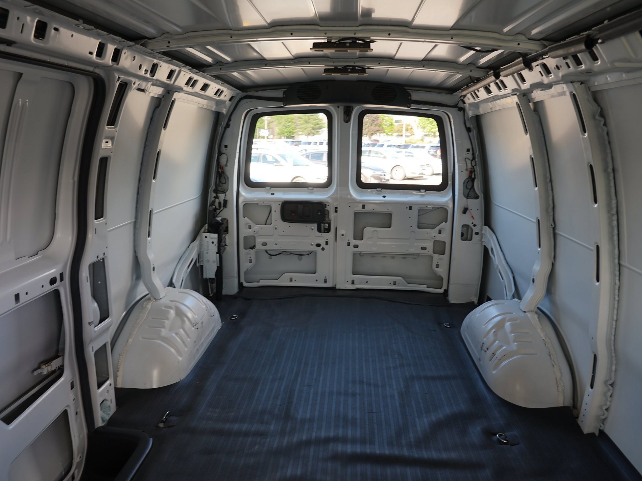 Used 2017 Chevrolet Express 2500 RWD image 25