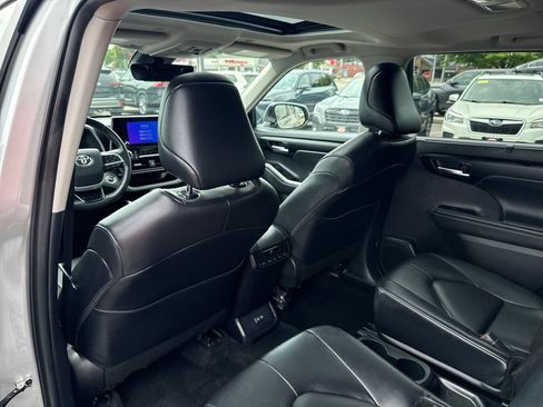 Used 2025 Toyota Highlander XLE AWD/4WD image 38