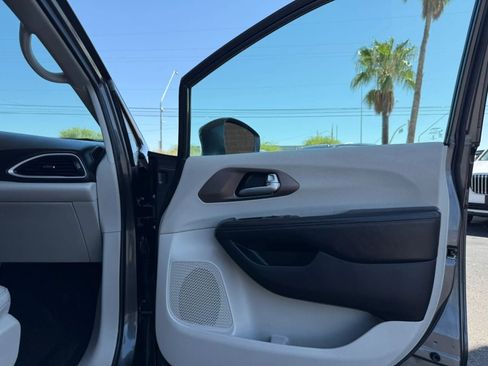 Used 2017 Chrysler Pacifica Touring-L w/ Tire & Wheel Group FWD image 34