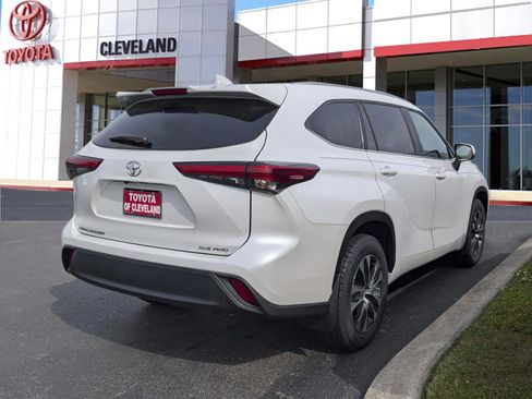 Used 2023 Toyota Highlander XLE AWD/4WD image 6