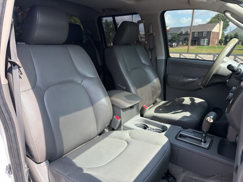 Used 2011 Nissan Frontier SL w/ Moonroof Pkg RWD image 21