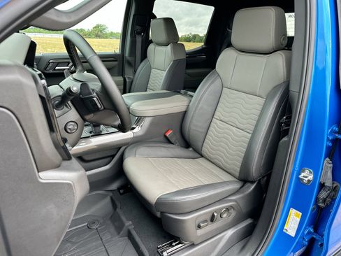 Used 2025 Chevrolet Silverado 1500 ZR2 w/ Technology Package image 11