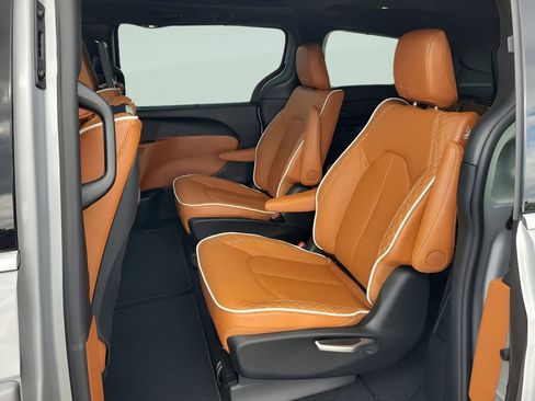 New 2026 Chrysler Pacifica Pinnacle image 23