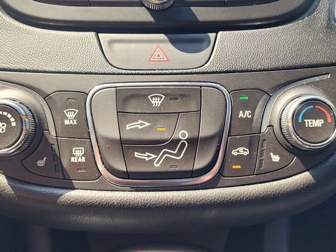Used 2018 Chevrolet Malibu LT w/ Leather Package FWD image 34