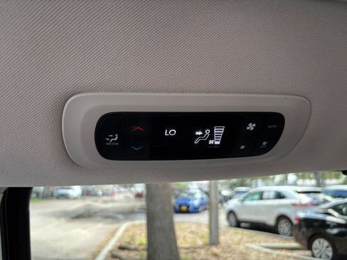 Used 2024 Chrysler Pacifica Touring-L FWD image 21