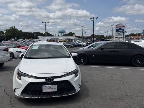 Used 2021 Toyota Corolla LE FWD image 3