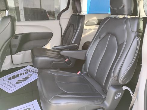 Used 2022 Chrysler Pacifica Touring-L image 17