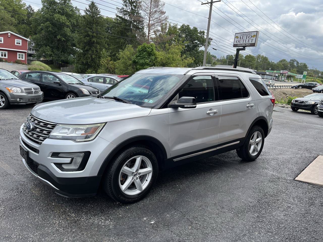 Used 2017 Ford Explorer XLT w/ Equipment Group 201A AWD/4WD image 9