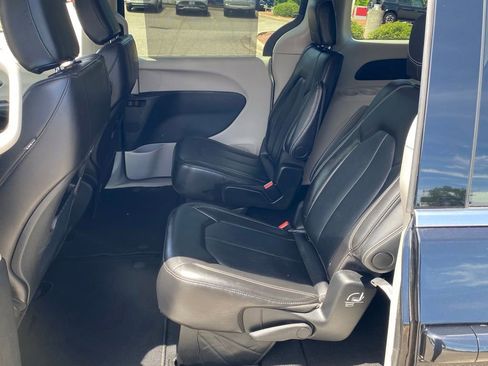 Used 2024 Chrysler Pacifica Touring-L FWD image 9