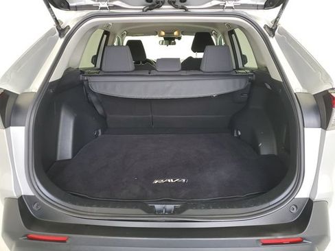 Used 2019 Toyota RAV4 LE w/ Carpet Mat Package AWD/4WD image 11
